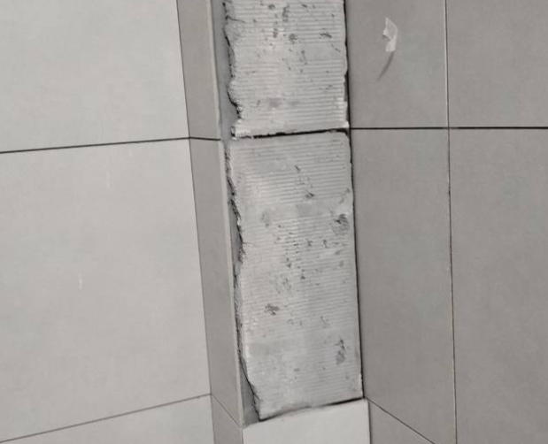 阎良瓷砖空鼓维修公司分享下瓷砖施工前基层浇水润湿程度不足，可能导致以下问题